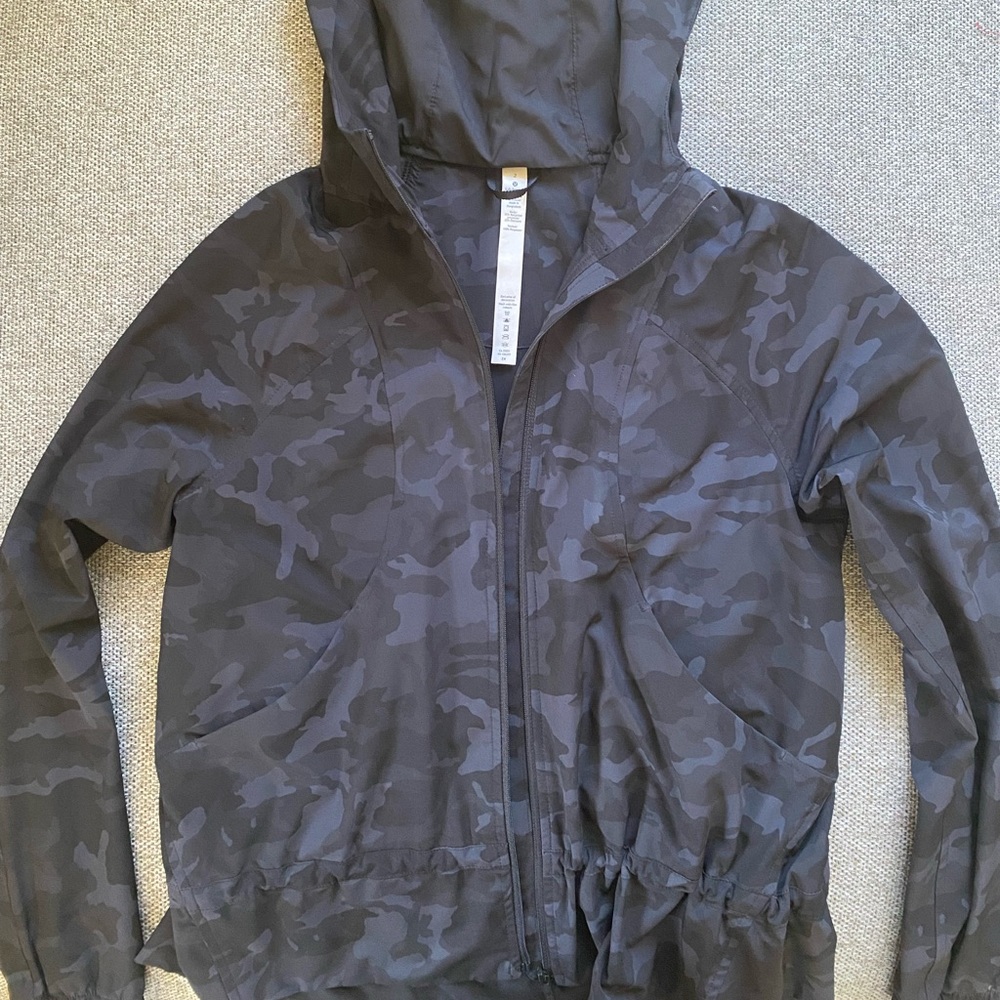 Lululemon army print light jacket!